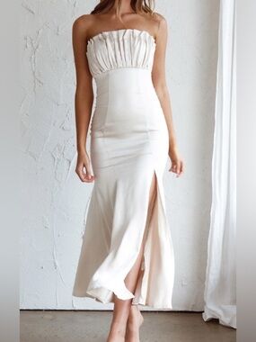 SELFIE LESLIE NWT TRIVOLI STRAPLESS MIDI DRESS IN CHAMPAGNE SIZE MEDIUM